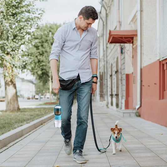 Paseando al perro con la botella colgada del cinturón