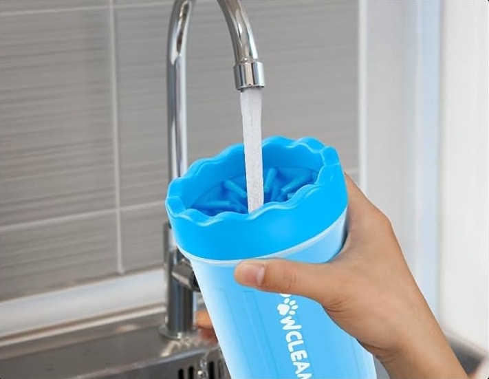 Llenando el limpiador de patas con agua de la llave