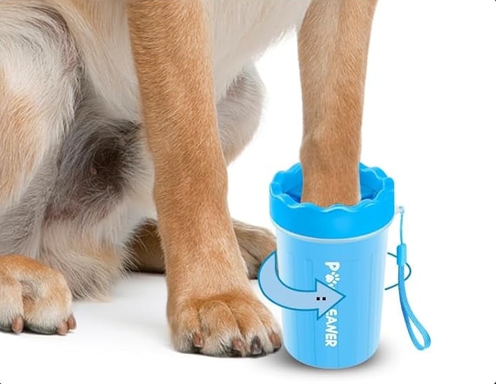 Girando el limpiador de patas para limpiar la pata